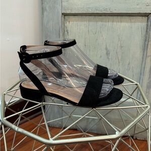 Cushionaire flats. Size 6 Only wore them once.